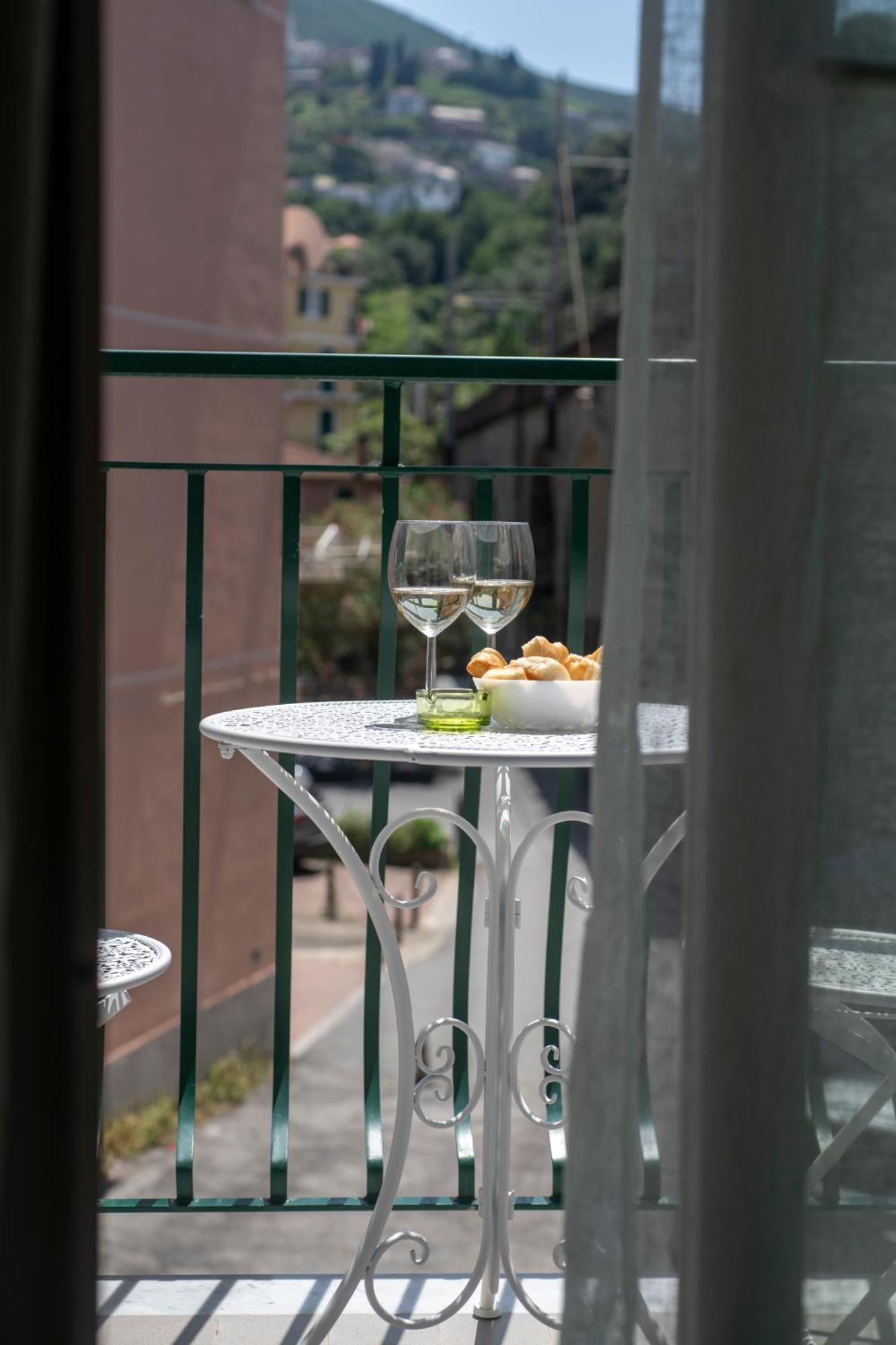 Amoneglia Hotel Bagian luar foto